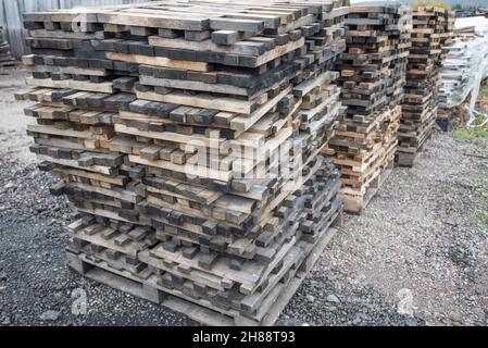 Chêne empilé à l'extérieur de la Speyside Cooperage à Craigellachie, parc national de Cairngorms, Écosse Banque D'Images