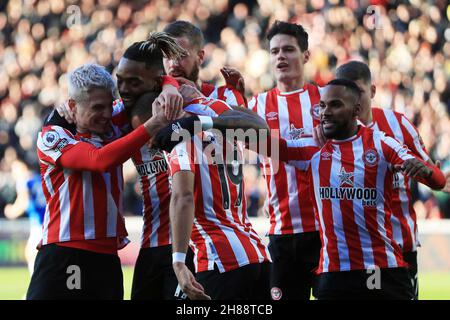 Londres, Royaume-Uni.28 novembre 2021.Ivan Toney de Brentford (2e à gauche) célèbre avec ses copains après avoir obtenu le premier but de son équipe à partir d'une pénalité.Premier League Match, Brentford v Everton au Brentford Community Stadium de Brentford, Londres, le dimanche 28 novembre 2021. Cette image ne peut être utilisée qu'à des fins éditoriales.Utilisation éditoriale uniquement, licence requise pour une utilisation commerciale.Aucune utilisation dans les Paris, les jeux ou les publications d'un seul club/ligue/joueur. photo par Steffan Bowen/Andrew Orchard sports photographie/Alay Live news crédit: Andrew Orchard sports photographie/Alay Live News Banque D'Images