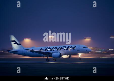 Prague, République tchèque - 26 novembre 2021 : atterrissage de l'Airbus A320 de Finnair sur la piste Vaclav Havel à l'aéroport de Prague en République tchèque. Banque D'Images