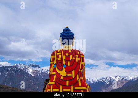 Statue de Bouddha de Langza par jour nuageux Banque D'Images