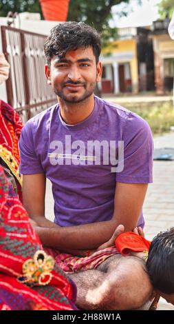 21 novembre 2021 Reengus, Rajasthan, Inde.Marié indien avec barbe regardant l'appareil photo.Cérémonie de mariage en hiver dans les zones rurales de l'Inde. Banque D'Images