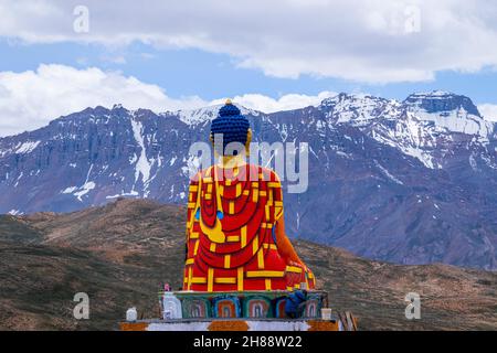 Statue de Bouddha de Langza par jour nuageux Banque D'Images