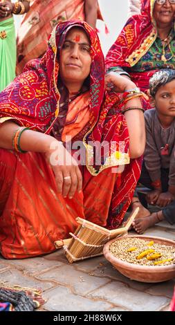 21 novembre 2021 Reengus, Rajasthan, Inde.Photographie de la saison des mariages indiens.Femme indienne non identifiée regardant la caméra dans la maison du marié. Banque D'Images