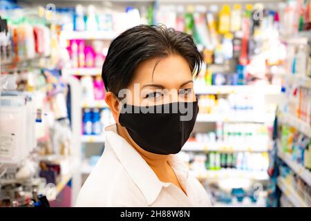Bonne femme asiatique naturelle au supermarché.Regarder l'appareil photo Banque D'Images