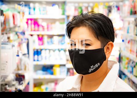 Bonne femme asiatique naturelle au supermarché.Regarder l'appareil photo Banque D'Images