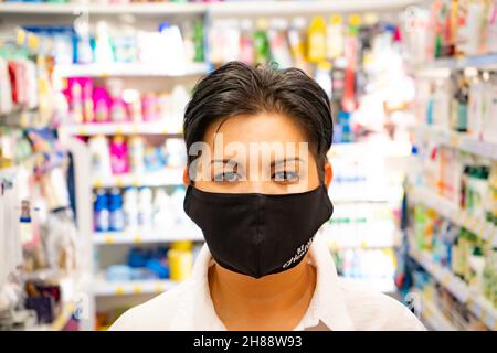 Bonne femme asiatique naturelle au supermarché.Regarder l'appareil photo Banque D'Images