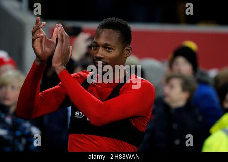 Londres, Royaume-Uni.28 novembre 2021.Ethan Pinnock, de Brentford, applaudit les fans lors du match de la Premier League entre Brentford et Everton au Brentford Community Stadium, Londres, Angleterre, le 28 novembre 2021.Photo de Carlton Myrie.Utilisation éditoriale uniquement, licence requise pour une utilisation commerciale.Aucune utilisation dans les Paris, les jeux ou les publications d'un seul club/ligue/joueur.Crédit : UK Sports pics Ltd/Alay Live News Banque D'Images