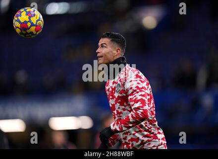 Cristiano Ronaldo de Manchester United s'échauffe avant le match de la Premier League à Stamford Bridge, Londres.Date de la photo: Dimanche 28 novembre 2021. Banque D'Images