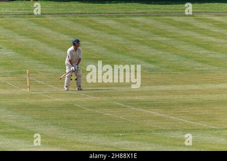 Le cricket aux souches lors d'un match de cricket du village anglais, Northamptonshire, Royaume-Uni Banque D'Images