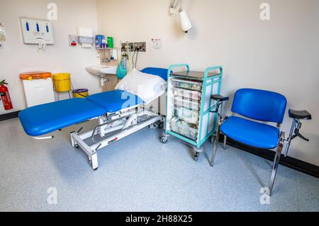 Salle de traitement de l'hôpital à l'infirmerie royale de Leicester.Utilisé pour le traitement de chimiothérapie, les transfusions sanguines et les examens médicaux Banque D'Images