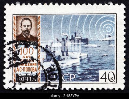 RUSSIE - VERS 1959: Un timbre imprimé en Russie montre Alexander Stepanovich Popov et sauvetage de la glace Float, Centenaire de la naissance, Pioneer in Rad Banque D'Images