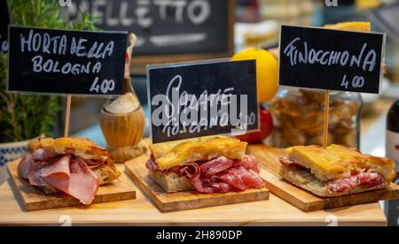 Cuisine italienne de rue, sandwichs au jambon de Parme, pain aux viandes séchées sur le marché de Florence, Italie Traduction en anglais: Mortadella de Bologne, salami Banque D'Images