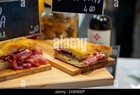 Cuisine italienne de rue, sandwichs au jambon de Parme, pain aux viandes séchées sur le marché de Florence, Italie Traduction en anglais: Mortadella de Bologne, salami Banque D'Images