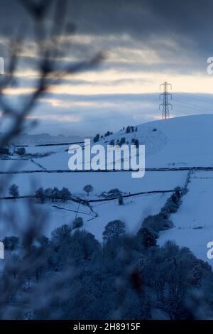 Hiver neige dans la vallée de Shibden près de Halifax, Calvale, West Yorkshire, Royaume-Uni comme les couchers de soleil sur les collines. Banque D'Images