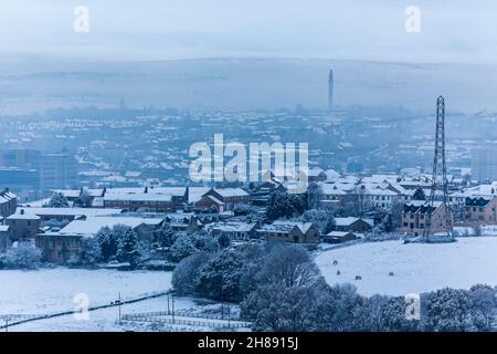 Hiver neige dans la vallée de Shibden près de Halifax, Calvale, West Yorkshire, Royaume-Uni comme les couchers de soleil sur les collines. Banque D'Images