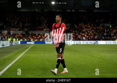 LONDRES, GBR.28 NOV Ethan Pinnock de Brentford donne son maillot à un fan après le match de la Premier League entre Brentford et Everton au stade communautaire de Brentford, Brentford, le dimanche 28 novembre 2021.(Crédit : Juan Gasparini | ACTUALITÉS MI) crédit : ACTUALITÉS MI et sport /Actualités Alay Live Banque D'Images