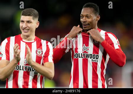 LONDRES, GBR.28 NOV Ethan Pinnock de Brentford donne son maillot à un fan après le match de la Premier League entre Brentford et Everton au stade communautaire de Brentford, Brentford, le dimanche 28 novembre 2021.(Crédit : Juan Gasparini | ACTUALITÉS MI) crédit : ACTUALITÉS MI et sport /Actualités Alay Live Banque D'Images