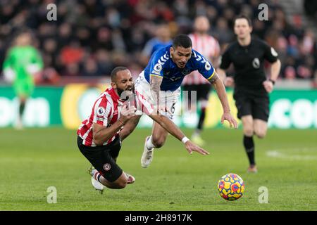 LONDRES, GBR.28 NOV Bryan Mbeumo de Brentford est attaqué par Allan d'Everton lors du match de Premier League entre Brentford et Everton au stade communautaire de Brentford, Brentford, le dimanche 28 novembre 2021.(Crédit : Juan Gasparini | ACTUALITÉS MI) crédit : ACTUALITÉS MI et sport /Actualités Alay Live Banque D'Images