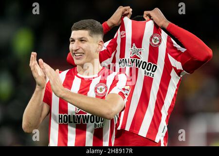 LONDRES, GBR.28 NOV Ethan Pinnock de Brentford donne son maillot à un fan après le match de la Premier League entre Brentford et Everton au stade communautaire de Brentford, Brentford, le dimanche 28 novembre 2021.(Crédit : Juan Gasparini | ACTUALITÉS MI) crédit : ACTUALITÉS MI et sport /Actualités Alay Live Banque D'Images