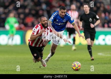 LONDRES, GBR.28 NOV Bryan Mbeumo de Brentford est attaqué par Allan d'Everton lors du match de Premier League entre Brentford et Everton au stade communautaire de Brentford, Brentford, le dimanche 28 novembre 2021.(Crédit : Juan Gasparini | ACTUALITÉS MI) crédit : ACTUALITÉS MI et sport /Actualités Alay Live Banque D'Images