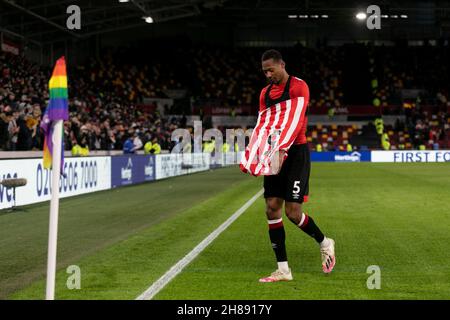 LONDRES, GBR.28 NOV Ethan Pinnock de Brentford donne son maillot à un fan après le match de la Premier League entre Brentford et Everton au stade communautaire de Brentford, Brentford, le dimanche 28 novembre 2021.(Crédit : Juan Gasparini | ACTUALITÉS MI) crédit : ACTUALITÉS MI et sport /Actualités Alay Live Banque D'Images