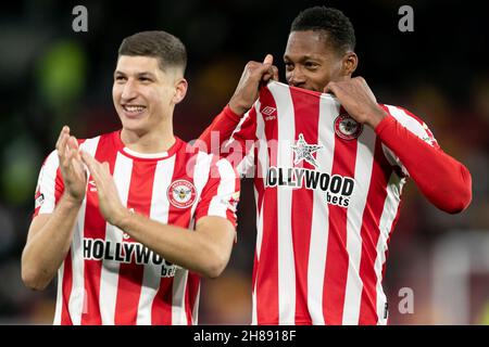 LONDRES, GBR.28 NOV Ethan Pinnock de Brentford donne son maillot à un fan après le match de la Premier League entre Brentford et Everton au stade communautaire de Brentford, Brentford, le dimanche 28 novembre 2021.(Crédit : Juan Gasparini | ACTUALITÉS MI) crédit : ACTUALITÉS MI et sport /Actualités Alay Live Banque D'Images