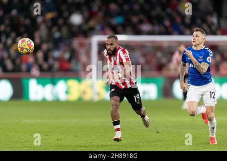 LONDRES, GBR.28 NOV Bryan Mbeumo de Brentford et Lucas digne d'Everton se sont joints au ballon lors du match de la Premier League entre Brentford et Everton au stade communautaire de Brentford, Brentford, le dimanche 28 novembre 2021.(Crédit : Juan Gasparini | ACTUALITÉS MI) crédit : ACTUALITÉS MI et sport /Actualités Alay Live Banque D'Images