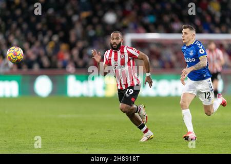 LONDRES, GBR.28 NOV Bryan Mbeumo de Brentford et Lucas digne d'Everton se sont joints au ballon lors du match de la Premier League entre Brentford et Everton au stade communautaire de Brentford, Brentford, le dimanche 28 novembre 2021.(Crédit : Juan Gasparini | ACTUALITÉS MI) crédit : ACTUALITÉS MI et sport /Actualités Alay Live Banque D'Images