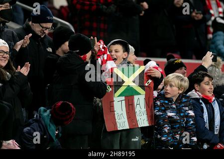 LONDRES, GBR.28 NOV Fan of Brentford reçoit le maillot d'Ethan Pinnock lors du match de la Premier League entre Brentford et Everton au Brentford Community Stadium, Brentford, le dimanche 28 novembre 2021.(Crédit : Juan Gasparini | ACTUALITÉS MI) crédit : ACTUALITÉS MI et sport /Actualités Alay Live Banque D'Images