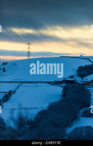 Hiver neige dans la vallée de Shibden près de Halifax, Calvale, West Yorkshire, Royaume-Uni comme les couchers de soleil sur les collines. Banque D'Images