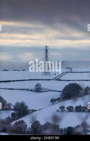 Hiver neige dans la vallée de Shibden près de Halifax, Calvale, West Yorkshire, Royaume-Uni comme les couchers de soleil sur les collines. Banque D'Images