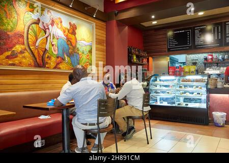 Les gens qui s'amusent dans le café Java House à Nairobi Kenya en Afrique Banque D'Images