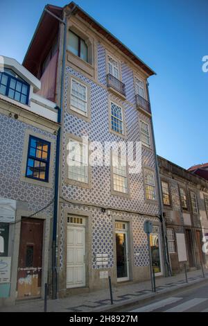 Façade de bâtiment dans la vieille ville de Porto avec les carreaux de céramique bleu typique de l'Azulejo Banque D'Images