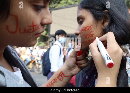 28 novembre 2021, Dhaka, Dhaka, Bangladesh : Nayeem Hasan,Un étudiant de deuxième année du Collège notre Dame a été tué lors d'un accident de la route par un camion de transport de conteneurs de Dhaka South City Corporation.Dans ce contexte, les étudiants des différents collèges de Dhaka sont descendus dans la rue pour demander justice.Des milliers d'étudiants ont bloqué certains points principaux de la ville de Dhaka pour avoir exigé la sécurité routière.Leur mouvement continuera jusqu'à ce qu'une décision soit prise par le gouvernement.Les étudiants vérifient les documents de transport publics, privés et gouvernementaux et le permis de conduire.Ils vérifient également les véhicules de police.( Banque D'Images