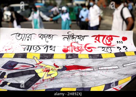 28 novembre 2021, Dhaka, Dhaka, Bangladesh : Nayeem Hasan,Un étudiant de deuxième année du Collège notre Dame a été tué lors d'un accident de la route par un camion de transport de conteneurs de Dhaka South City Corporation.Dans ce contexte, les étudiants des différents collèges de Dhaka sont descendus dans la rue pour demander justice.Des milliers d'étudiants ont bloqué certains points principaux de la ville de Dhaka pour avoir exigé la sécurité routière.Leur mouvement continuera jusqu'à ce qu'une décision soit prise par le gouvernement.Les étudiants vérifient les documents de transport publics, privés et gouvernementaux et le permis de conduire.Ils vérifient également les véhicules de police.( Banque D'Images