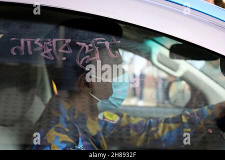 28 novembre 2021, Dhaka, Dhaka, Bangladesh : Nayeem Hasan,Un étudiant de deuxième année du Collège notre Dame a été tué lors d'un accident de la route par un camion de transport de conteneurs de Dhaka South City Corporation.Dans ce contexte, les étudiants des différents collèges de Dhaka sont descendus dans la rue pour demander justice.Des milliers d'étudiants ont bloqué certains points principaux de la ville de Dhaka pour avoir exigé la sécurité routière.Leur mouvement continuera jusqu'à ce qu'une décision soit prise par le gouvernement.Les étudiants vérifient les documents de transport publics, privés et gouvernementaux et le permis de conduire.Ils vérifient également les véhicules de police.( Banque D'Images