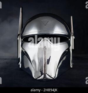 casque de moto en métal du film star wars sur fond noir Banque D'Images