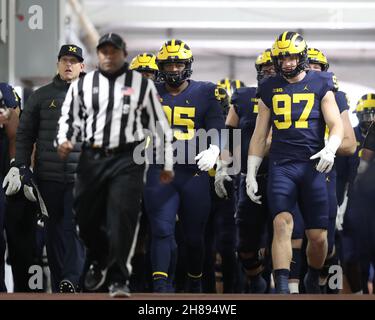 Ann Arbor, États-Unis.28 novembre 2021.L'entraîneur-chef de Michigan Wolverines, Jim Harbaugh, sort du tunnel avec Donovan Jeter (95) et Aidan Hutchinson (97) qui mènent le match des Wolverines contre les Buckeyes de l'État de l'Ohio à Ann Arbor, Michigan, le samedi 27 novembre 2021.Photo par Aaron Josefczyk/UPI crédit: UPI/Alay Live News Banque D'Images