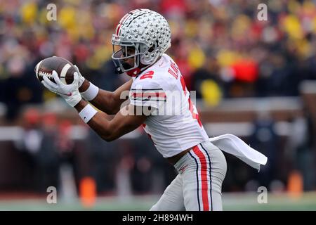 Ann Arbor, États-Unis.28 novembre 2021.Ohio State Buckeyes Chris Olave (2) fait une prise contre les Michigan Wolverines à Ann Arbor, Michigan le samedi 27 novembre 2021.Photo par Aaron Josefczyk/UPI crédit: UPI/Alay Live News Banque D'Images