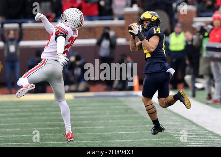 Ann Arbor, États-Unis.28 novembre 2021.Michigan Wolverines Roman Wilson (14) fait une prise au-dessus de l'Ohio State Buckees Denzel Burke (29) dans la deuxième moitié à Ann Arbor, Michigan le samedi 27 novembre 2021.Photo par Aaron Josefczyk/UPI crédit: UPI/Alay Live News Banque D'Images