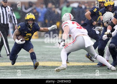 Ann Arbor, États-Unis.28 novembre 2021.Michigan Wolverines Blake Corum (2) cherche à faire un pas sur l'Ohio State Buckees Tommy Eichenberg(35) sur une course dans la deuxième moitié à Ann Arbor, Michigan le samedi 27 novembre 2021.Photo par Aaron Josefczyk/UPI crédit: UPI/Alay Live News Banque D'Images