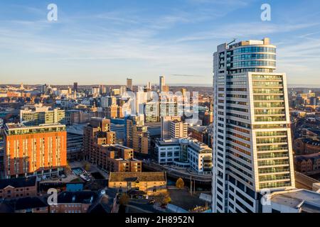 LEEDS, ROYAUME-UNI - 23 NOVEMBRE 2022.Paysage aérien du centre-ville de Leeds, paysage urbain et horizon avec le bâtiment Bridgewater place. Banque D'Images