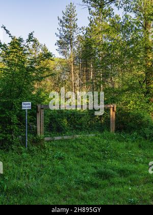 Porte fermée avec un panneau: Deponie Betreten verboten (allemand pour: Décharge, ne pas entrer), vu dans une forêt à Ratingen, Rhénanie-du-Nord-Westphalie, Allemagne Banque D'Images