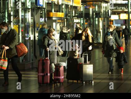 Amsterdam, pays-Bas.28 novembre 2021.Les voyageurs portant des masques faciaux sont vus à l'aéroport de Schiphol dans le contexte de la pandémie du coronavirus le 28 novembre 2021 à Amsterdam, aux pays-Bas.Selon l'Institut néerlandais de la santé (RIVM), au moins 13 personnes sur les vols d'Afrique du Sud à Amsterdam ont été les moins positives pour la nouvelle variante Omicron du coronavirus du COV-SRAS.(Photo de Paulo Amorim/Sipa USA) Credit: SIPA USA/Alay Live News Banque D'Images