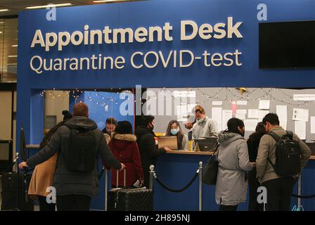 Amsterdam, pays-Bas.28 novembre 2021.Les voyageurs sont vus sur le bureau de rendez-vous pour la quarantaine et le test du coronavirus à l'aéroport de Schiphol en raison de la pandémie du coronavirus le 28 novembre 2021 à Amsterdam, aux pays-Bas.Selon l'Institut néerlandais de la santé (RIVM), au moins 13 personnes sur les vols d'Afrique du Sud à Amsterdam ont été les moins positives pour la nouvelle variante Omicron du coronavirus du COV-SRAS.(Photo de Paulo Amorim/Sipa USA) Credit: SIPA USA/Alay Live News Banque D'Images