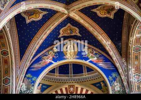 XIII siècle.L'église se trouve au sommet d'une colline où il y avait une église dédiée à Saint-Basile construite par les moines camaldolais au 11th siècle. Banque D'Images