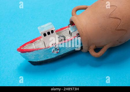 Modèle de l'ancien bateau à voile placé sur fond rose. Tir horizontal Banque D'Images