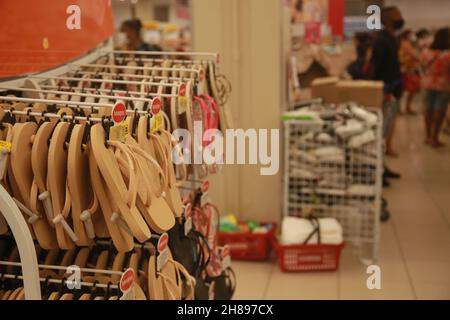 salvador, bahia, brésil - 26 novembre 2021: les sandales sont vues en vente dans un supermarché dans la ville de Salvador. Banque D'Images