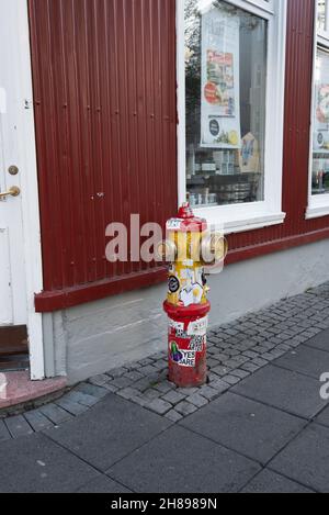 Incendie multicolore dans les rues de Reykjavik, islande Banque D'Images