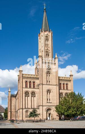 L'église protestante de Fürstenberg sur la Havel est une imposante église en briques et impressionne par son étonnante et mince tour d'église. Banque D'Images